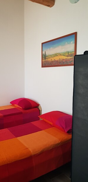 2 camere, una scrivania, ferro/asse da stiro, culla da viaggio