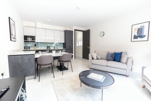 Leilighet – premium, 1 kingsize-seng, terrasse, hageutsikt | Oppholdsområde | Smart-TV