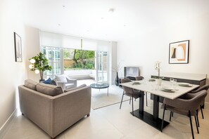 Premium Apartment, 1 King Bed, Patio, Garden View | In-room dining - Hungerford Rd Apts near stations by Sojo (London)