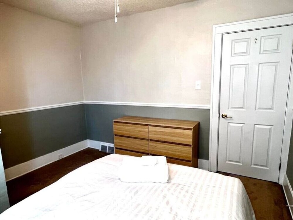 King Size Peaceful Getaway Mins from downtown Royal Oak Vrbo