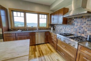 Fridge, microwave, oven, stovetop - Huge Home & Studio-Hot Tub-Sauna-Pet Friendly-Amazing Views (Ellicottville)