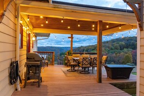 Outdoor dining - Huge Home & Studio-Hot Tub-Sauna-Pet Friendly-Amazing Views (Ellicottville)