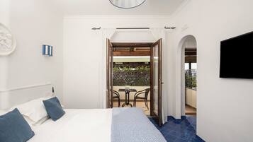 Minibar, una cassaforte in camera, una scrivania, ferro/asse da stiro