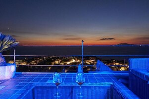 Una piscina al aire libre de temporada, sillones reclinables de piscina