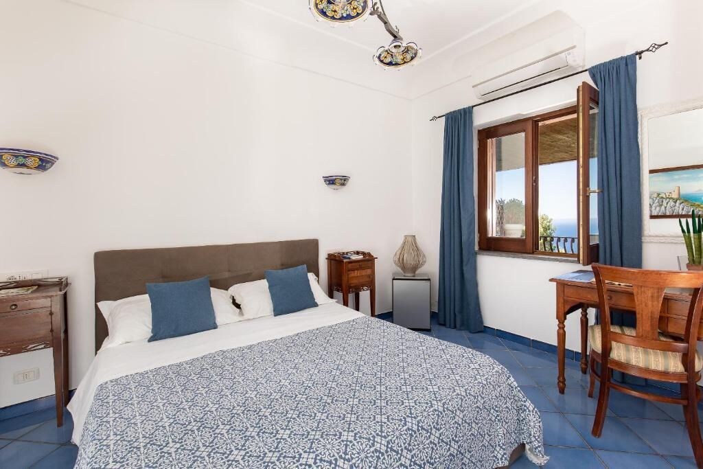 Minibar, värdeförvaringsskåp på rummet och skrivbord