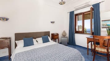 Minibar, värdeförvaringsskåp på rummet och skrivbord