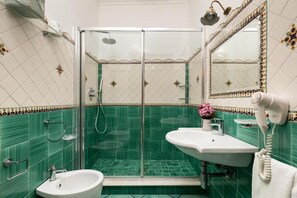 Doppia panoramica, 1 camera da letto, terrazzo, vista mare | Bagno | Doccia, soffione a pioggia, asciugacapelli, bidet