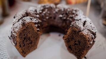 Ein Bundtkuchen mit Puderzucker auf einem weißen Teller.
