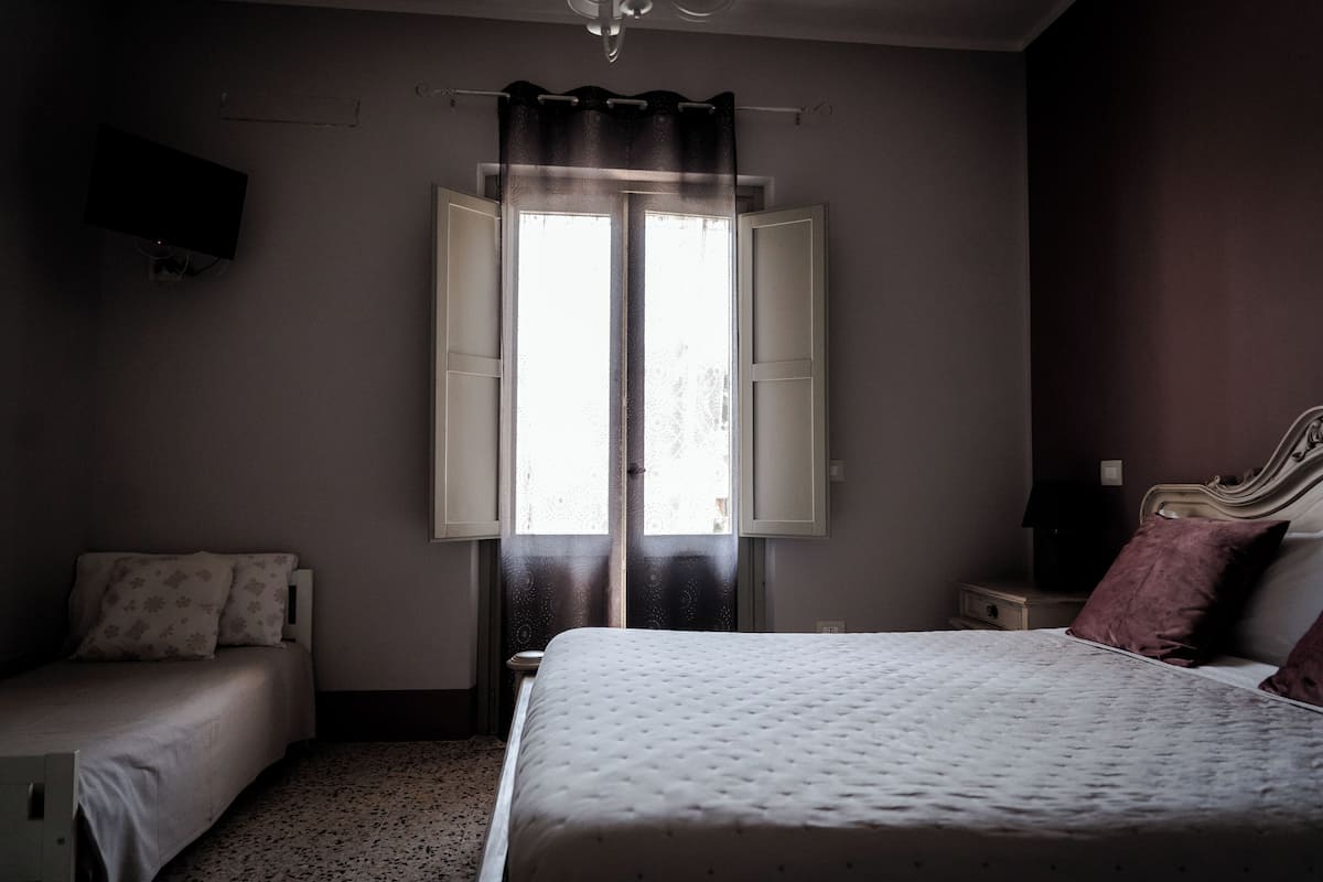 Triple Room | Desk, soundproofing, free WiFi, bed sheets