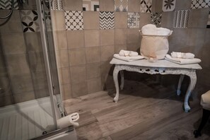 Quarto casal | Banheiro | Chuveiro, produtos de toalete grátis, secador de cabelo, bidê