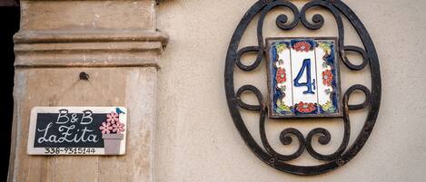 تفاصيل الفندق من الخارج