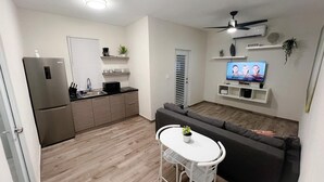 A modern apartment with a kitchen, dining area, and living room. - D'lujo Apt. #2 con A/C, Wi-Fi & Parking (Vega Baja)