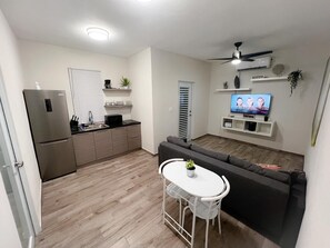 Smart TV - D'lujo Apt. #2 con A/C, Wi-Fi & Parking (Vega Baja)