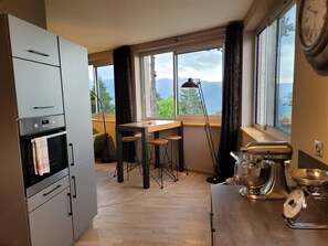 Kjøleskap, mikrobølgeovn, ovn og oppvaskmaskin