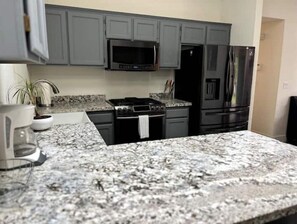 Kjøleskap, mikrobølgeovn, ovn og kokeplater