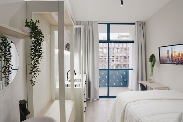 Estúdio luxo (Estudio Luxo) | Roupas de cama premium, escrivaninha, berços grátis, berço de viagem