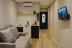 Family Studio | Premium bedding, desk, free cribs/infant beds, travel crib
