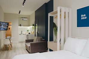 Deluxe Studio (Estudio Deluxe Familia) | Premium bedding, desk, free cribs/infant beds, travel crib