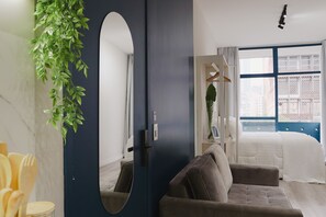 Studio Deluxe (Estudio Deluxe Familia) | Sängtillbehör av högsta kvalitet, skrivbord och gratis barnsängar