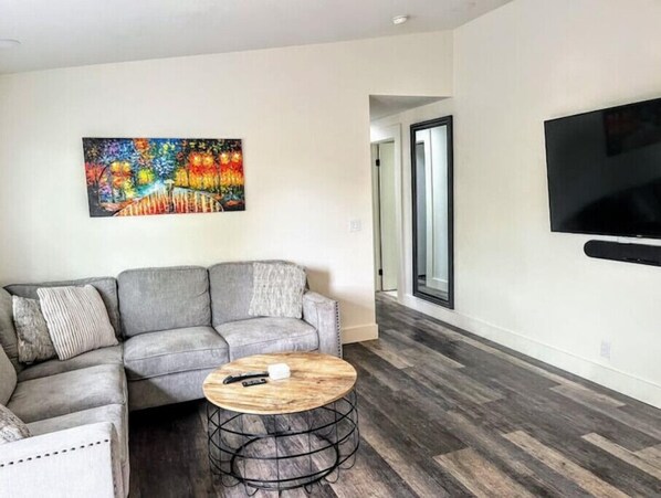 Smart TV, books - The Bluff House ~Upgraded & Close to town II (McKinleyville)