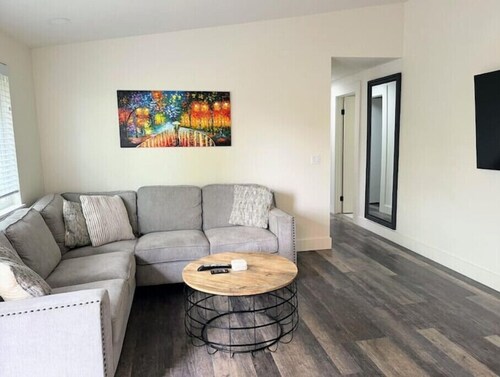 The Bluff House ~Upgraded & Close to town II