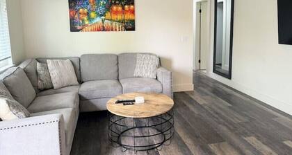 The Bluff House ~Upgraded & Close to town II