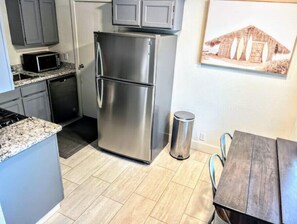 Fridge, microwave, oven, stovetop - The Bluff House ~Upgraded & Close to town II (McKinleyville)