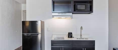 Großer Kühlschrank, Mikrowelle, Herdplatte