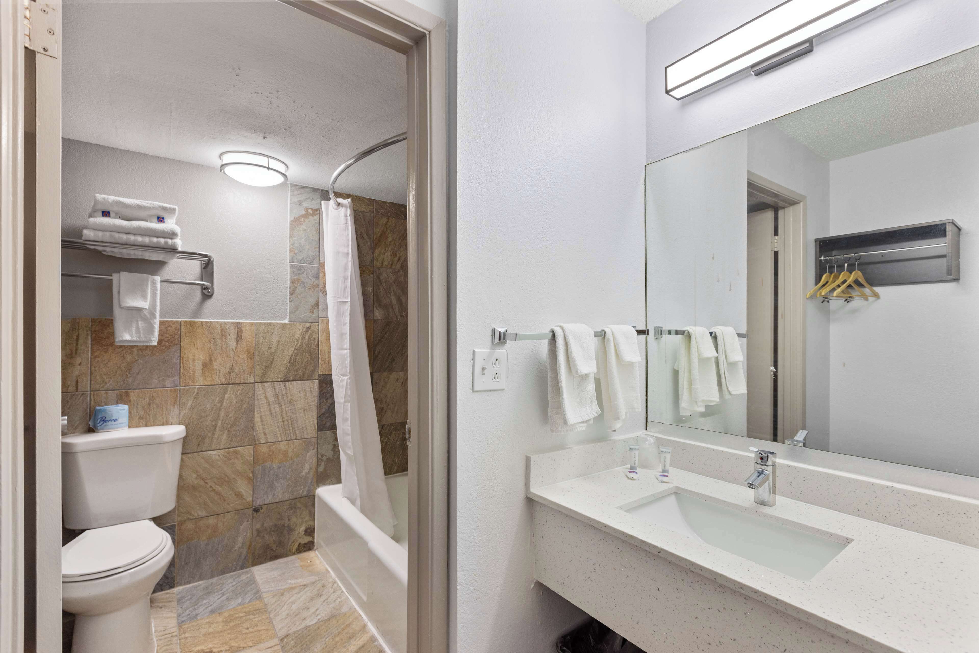 Ensemble douche/baignoire, articles de toilette gratuits