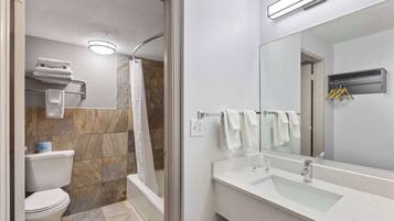 Ensemble douche/baignoire, articles de toilette gratuits