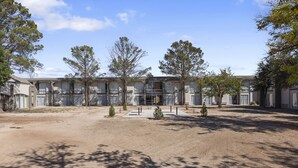 A building with multiple balconies and a courtyard. - Studio 6 Pecos, Tx (Pecos)