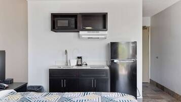 Desk, laptop workspace, iron/ironing board, free WiFi