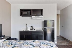 Escritorio y espacio para trabajar con un portátil