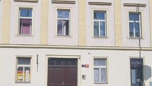 Un bâtiment doté d’une porte d’entrée centrale, de nombreuses fenêtres et d’une enseigne bien visible indiquant « SALABA ».