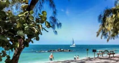 SEA SHELL COTTAGE, Sleeps 2 - Summer Vacation, Fishing & Lobster Season is Here!