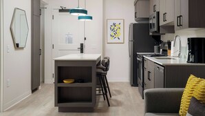 高档床上用品、办公桌、笔记本电脑工作区、遮光窗帘