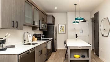 Großer Kühlschrank, Mikrowelle, Ofen, Herdplatte