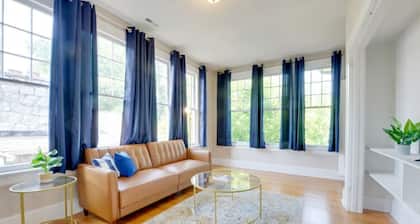 Historic 1925 Apt Near Downtown!