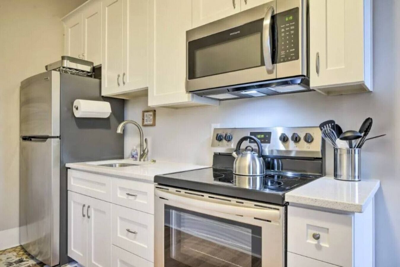 冷蔵庫、電子レンジ、オーブン、コンロ