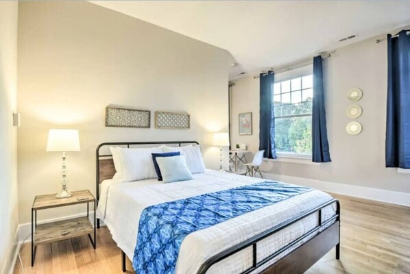 1 soverom, skrivebord, strykejern/-brett og wi-fi (inkludert)