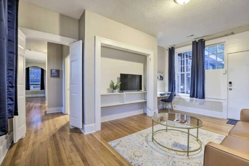 Historic 1925 Apt Near Downtown!