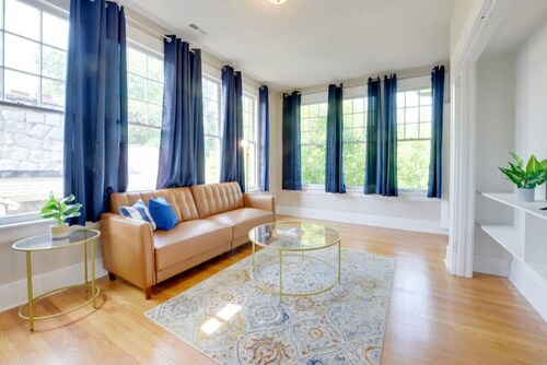 Historic 1925 Apt Near Downtown!