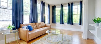 Historic 1925 Apt Near Downtown!