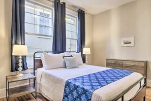 2 bedrooms, desk, iron/ironing board, WiFi