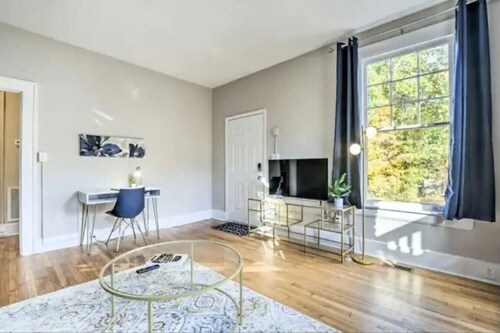 Centrally Located 1925 Historic 2BR Apartment