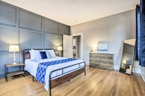 1 bedroom, desk, iron/ironing board, free WiFi - 1925 Historic Raleigh Apt Close to Downtown! (Raleigh)