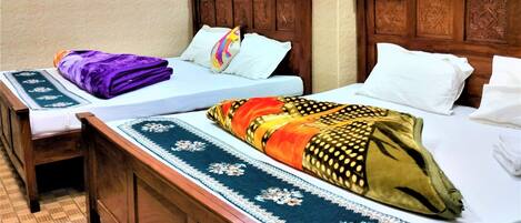 Habitació quàdruple familiar | Escriptori i wifi gratuïta