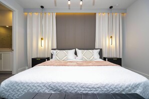6 bedrooms, desk, iron/ironing board, travel crib - Luxury Oasis near Disney - Pool, Spa & Game Rooms - POOL HEAT & BBQ FREE! (Orlando)