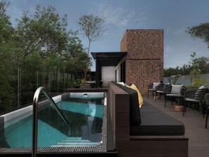 A rooftop pool area with a built-in seating area and a brick wall. - Kimpton Virgilio Polanco by IHG (Mexico City)