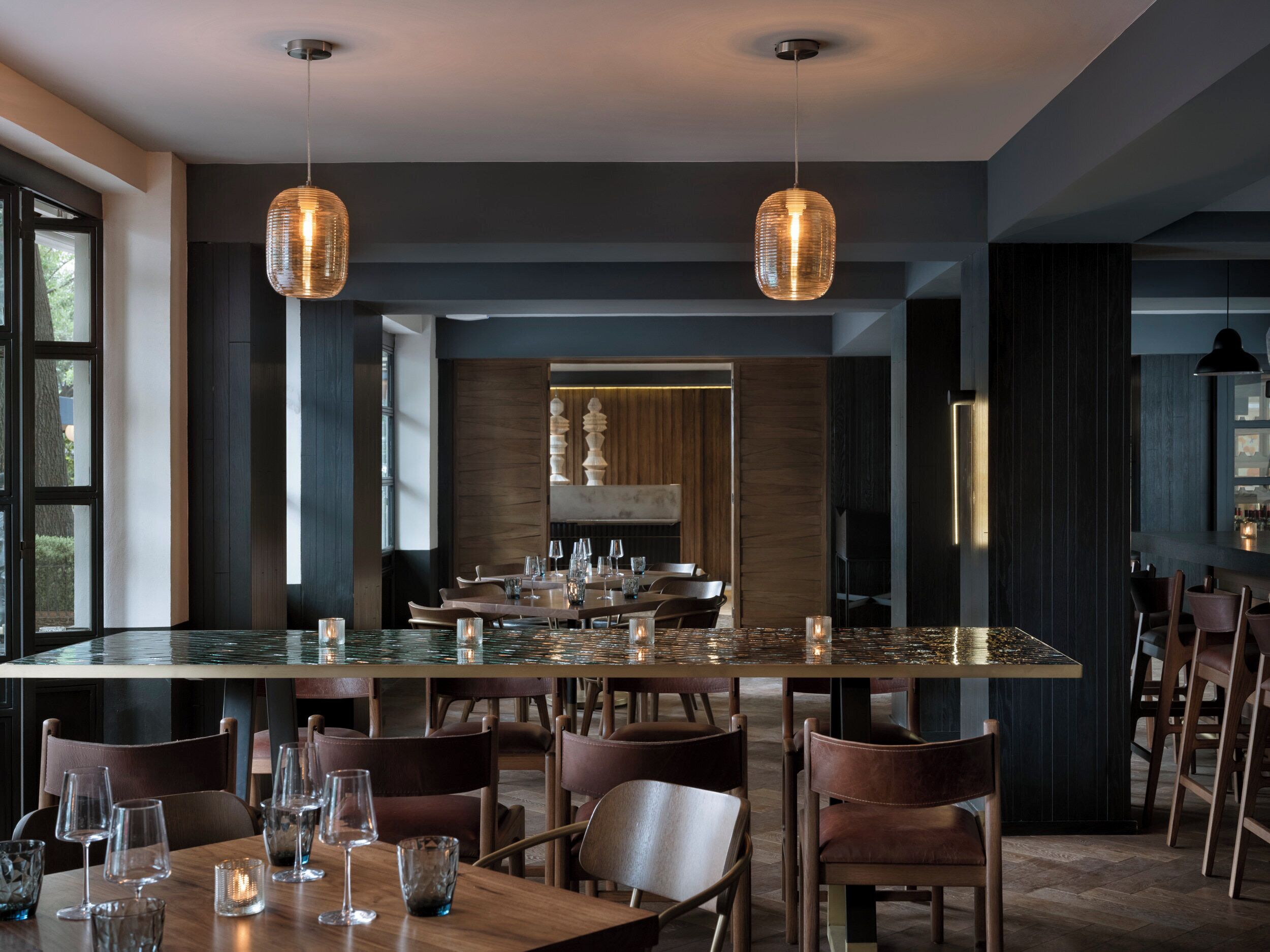2 restaurants; lunch and dinner served 